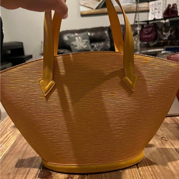 LV Saint Jacques timeless and classic handbag is made of Epi leather. - Picture 2 of 5